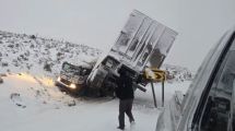 Imagen de La nieve provocó dos accidentes de camiones en Neuquén: piden máxima precaución en las rutas 40 y 237