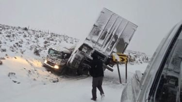 La nieve provocó dos accidentes de camiones en Neuquén: piden máxima precaución en las rutas 40 y 237