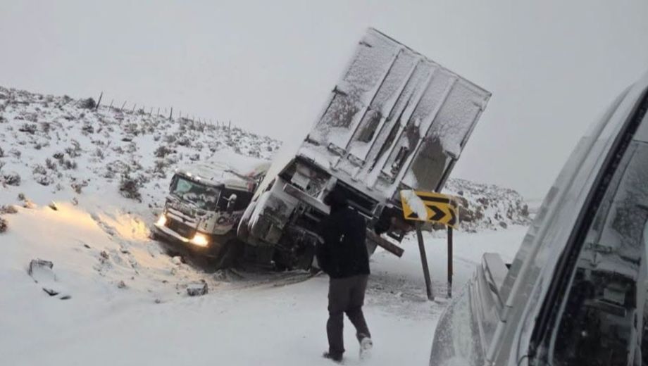 Siniestro vial en la Ruta 40 por hielo y nieve. Foto: FM Patagonia ( Chos Malal).