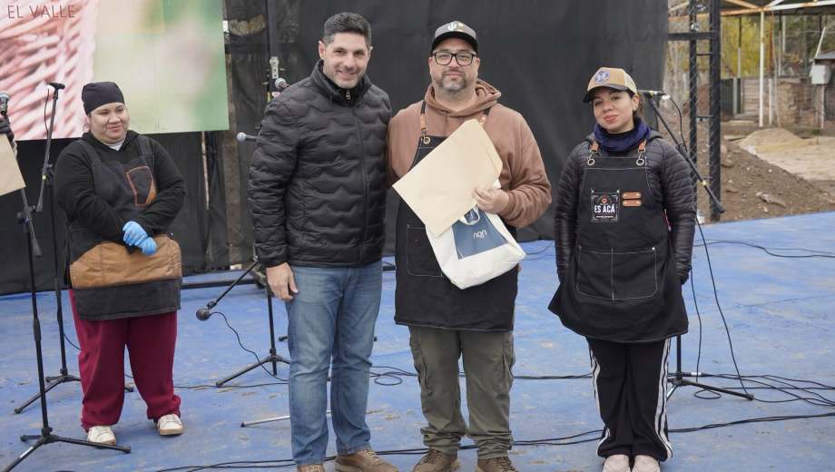 El secretario de Turismo quedó maravillado con el guiso chañarense pero no dijo qué tenía.