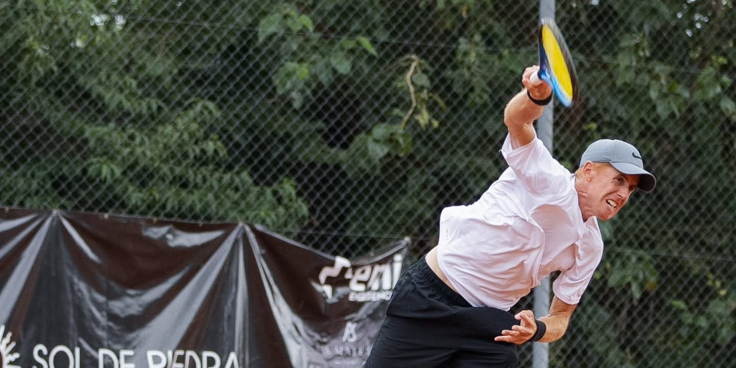 El jugador neuquino Jara Lozano avanza en el UTR de Córdoba