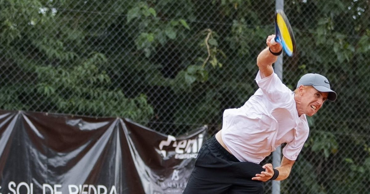 El jugador neuquino Jara Lozano avanza en el UTR de Córdoba