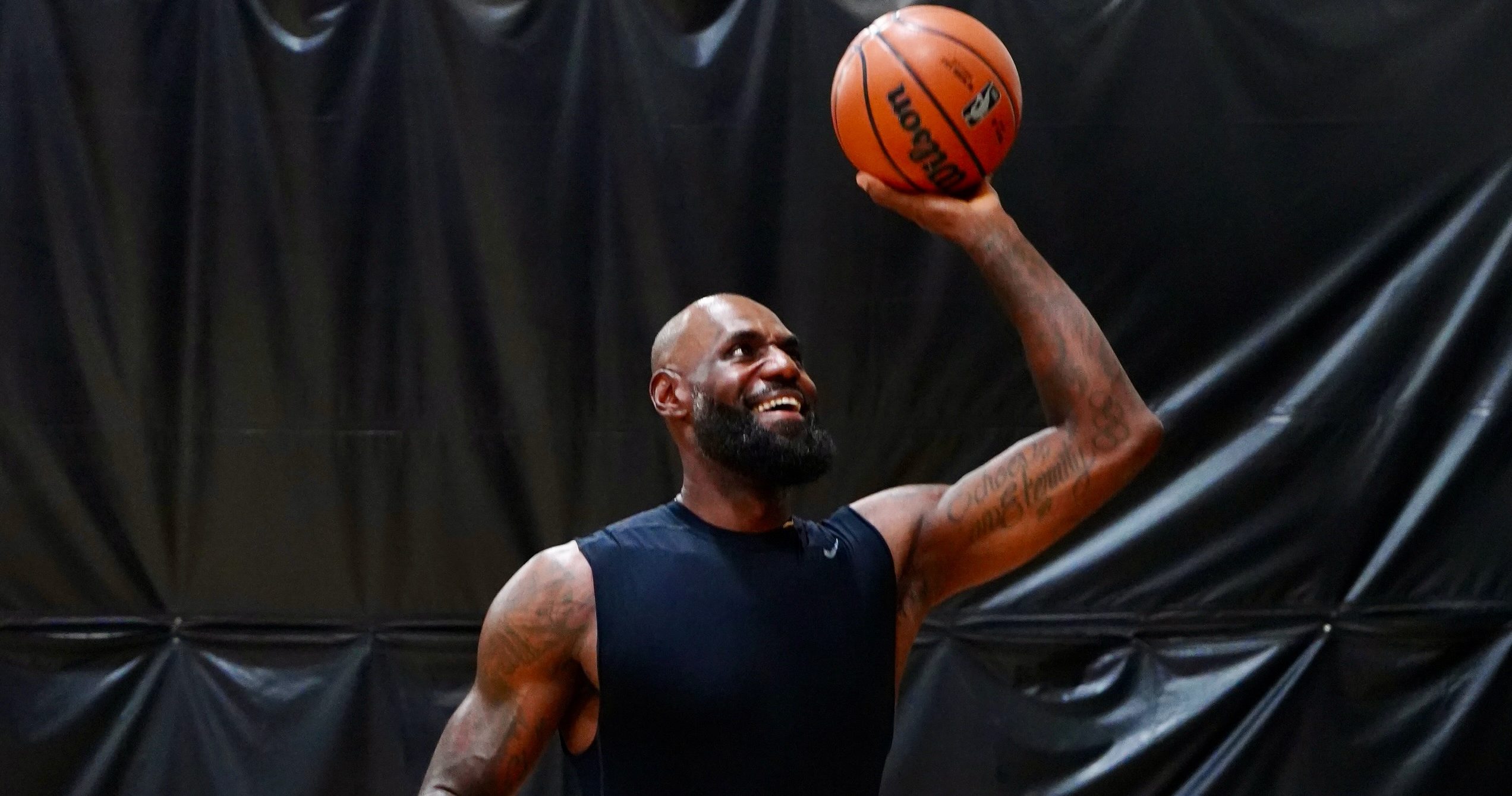 LeBron James firma contrato con mayor reducción salarial en la NBA