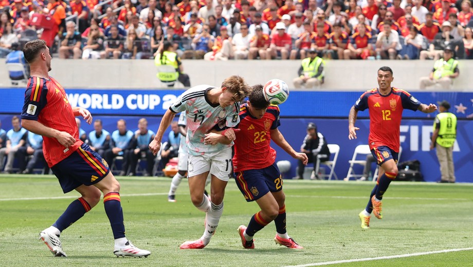 De Ketelaere puso el 1-1 ante España con un anticipo de cabeza en el área. /AFP (Photo by Florencia Tan Jun / GETTY IMAGES NORTH AMERICA / Getty Images via AFP)
