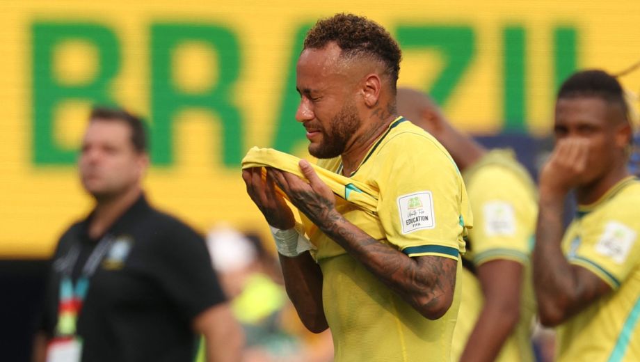 El crack brasileño, sin consuelo después del duro golpe ante Noruega. Cerró su ciclo en la Canarinha. (Fotos AFP)