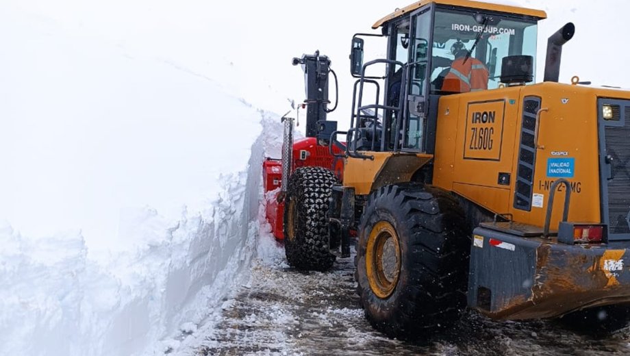 El cierre por las nevadas obligó a implementar un operativo para ordenar el tránsito en el cruce a Chile. Foto: gentileza.
