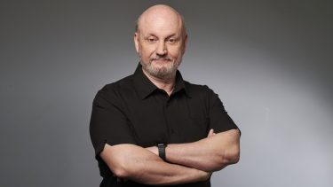 Juan José Campanella con Diario RÍO NEGRO: en agosto llega a Neuquén su obra de teatro «Empieza con D siete letras»