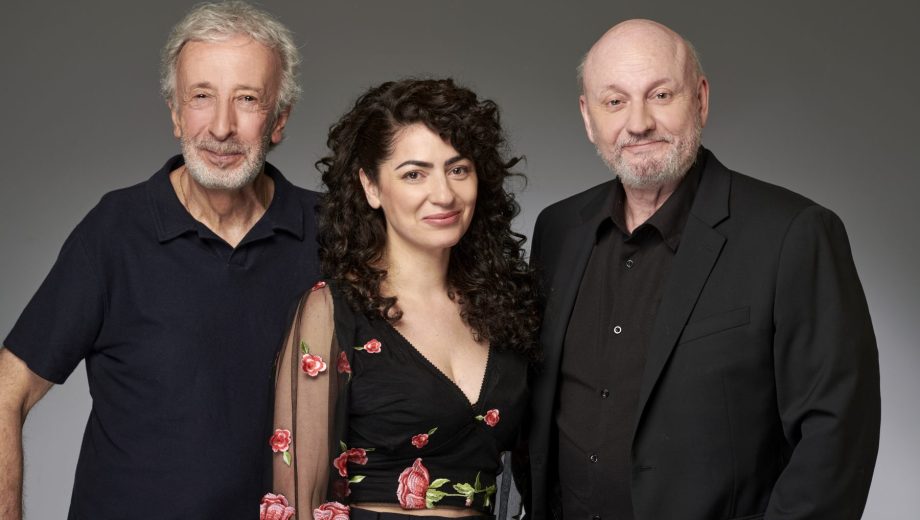 Juan José Campanella, junto a Eduardo Blanco y Victoria Almeida, protagonistas de la obra "Empieza con D siete letras".