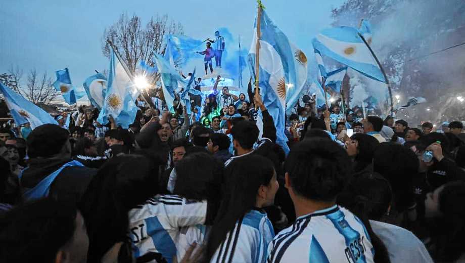 Festejos Argentina en Viedma. Foto: Pablo Leguizamon.