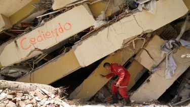 Venezuela eleva a 3.889 la cifra de muertos tras el doble terremoto y crece la tensión en las tareas de rescate