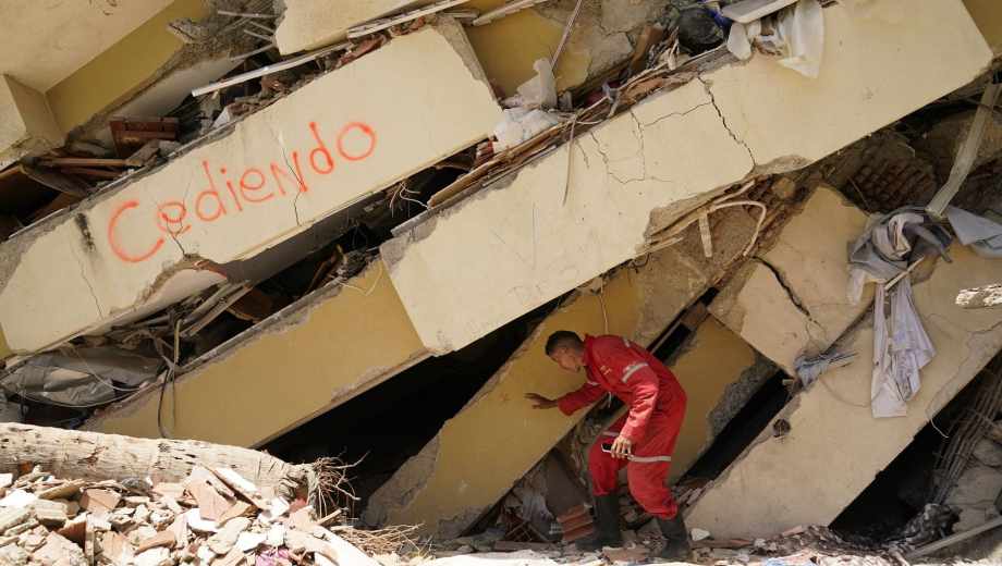 Venezuela enfrenta una crisis humanitaria con miles de víctimas y edificios destruidos. Foto: Clarín Fotografía 