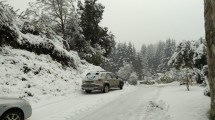 Imagen de Llegó la nevada «más intensa» del año a Villa La Angostura: «Vino a alegrarnos las vacaciones de invierno»