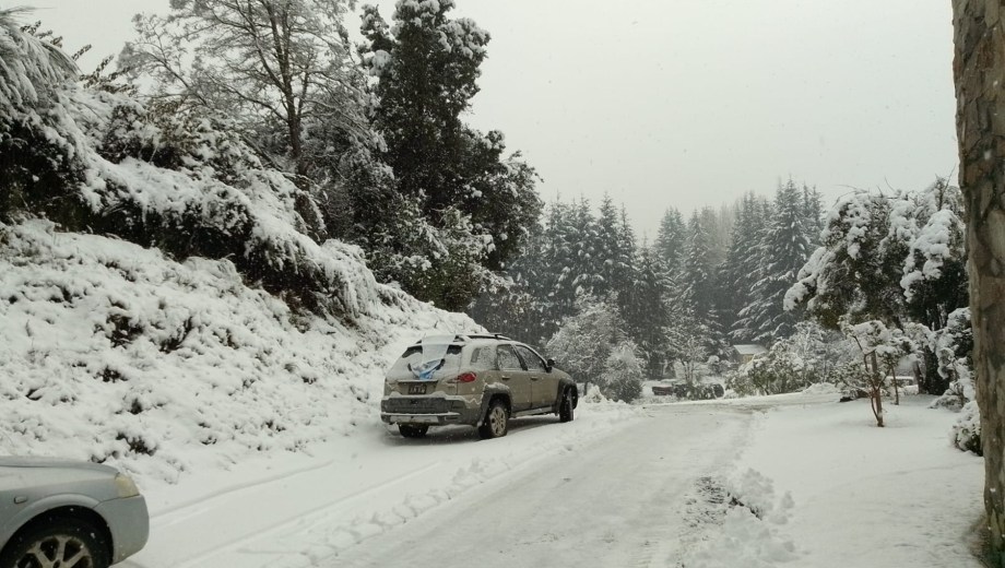 En Villa La Angostura disfrutan de la nieve. (Foto: Gentileza).
