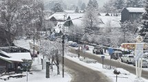 Imagen de Llegó la nevada «más intensa» del año a Villa La Angostura: «Vino a alegrarnos las vacaciones de invierno»