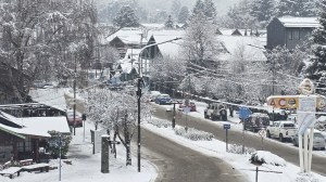 Llegó la nevada «más intensa» del año a Villa La Angostura: «Vino a alegrarnos las vacaciones de invierno»
