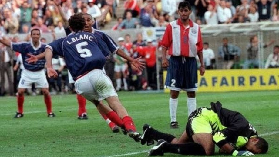 Chilavert, vencido en el suelo tras el gol de Blanc y la eliminación de Paraguay. 