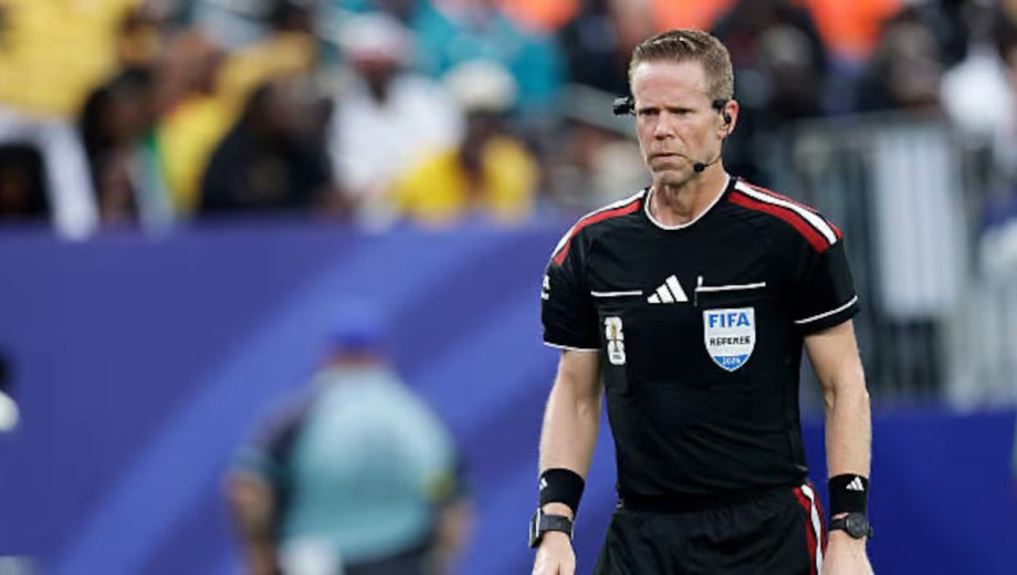 Drew Fischer, de Canadá, está dirigiendo por primera vez en una Copa del Mundo.