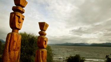 Los guardianes de madera de la costanera de Bariloche vuelven a cobrar vida con una restauración integral