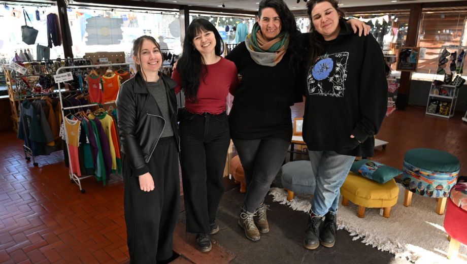 Catalina, Nadia, Leila y Melody,cuatro integrantes de Uniendo Tramas. Foto: Alfredo Leiva