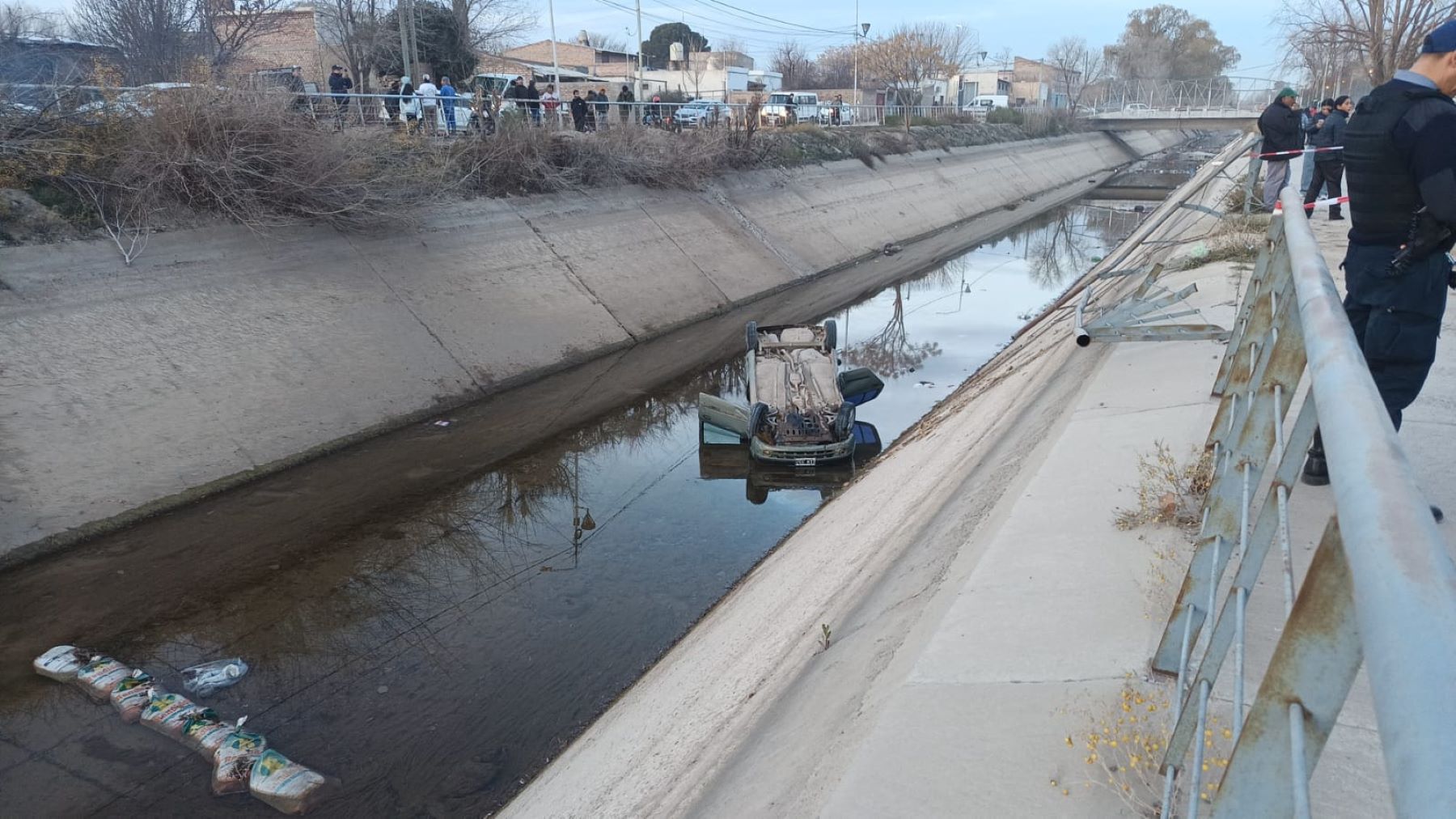 Fuerte accidente en Allen: un hombre pasó de largo, cayó con su auto al canal y fue hospitalizado