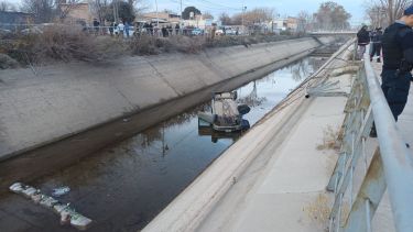 Fuerte accidente en Allen: un hombre pasó de largo, cayó con su auto al canal y fue hospitalizado