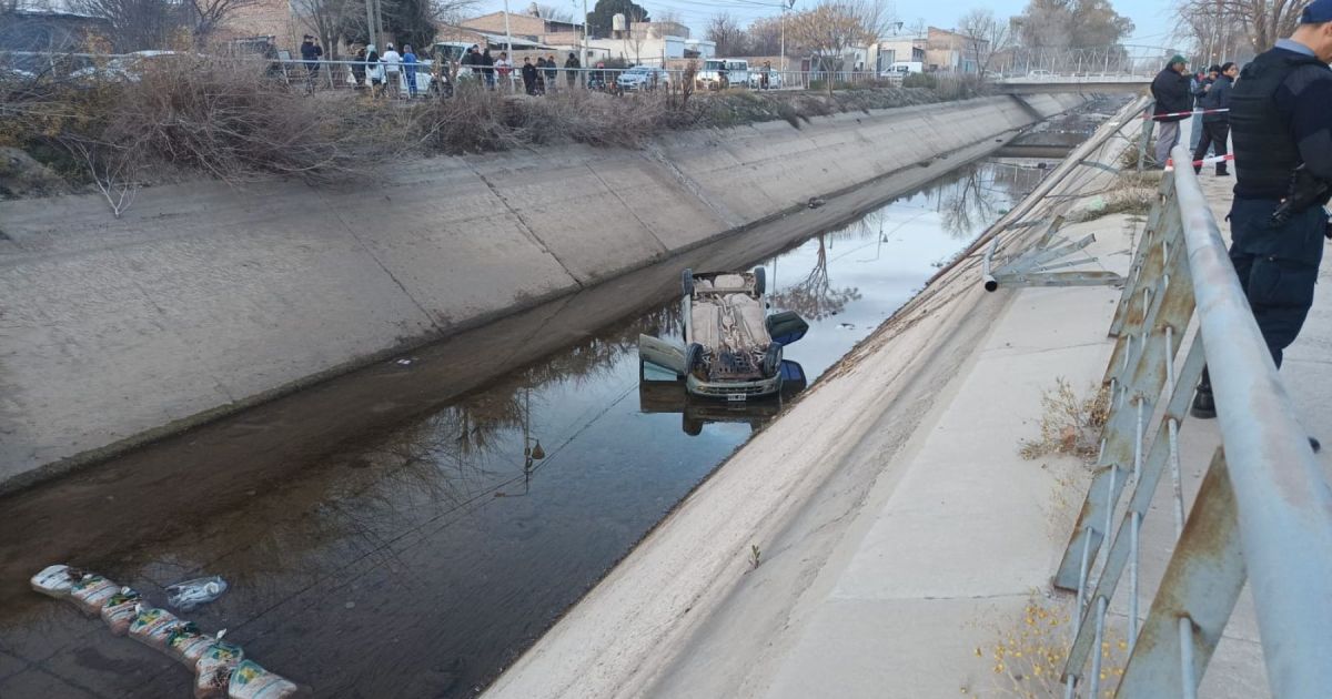 Fuerte accidente en Allen: un hombre pasó de largo, cayó con su auto al canal y fue hospitalizado