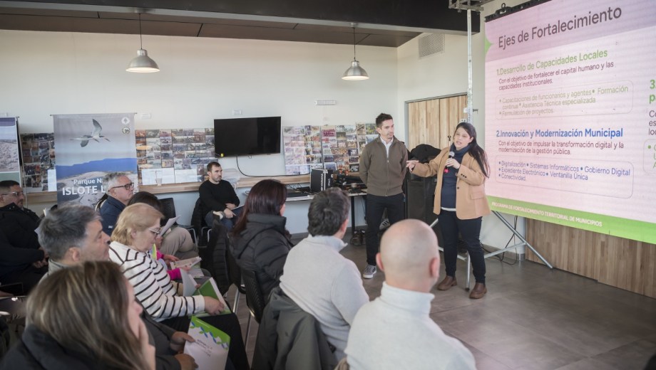 El anuncio se realizó durante la recorrida que unos 30 intendentes rionegrinos realizaron por las obras del proyecto VMOS en Punta Colorada. Foto: gentileza.