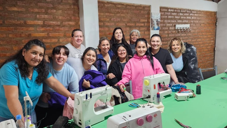 Voluntarias se juntaron para confeccionar elementos para futuras madres del hospital Heller. Foto: gentileza. 