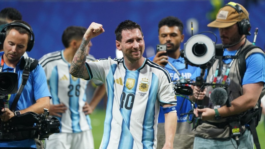 La emoción de Messi después del partido. (Foto: Juano Tesone - Clarín Fotografía)
