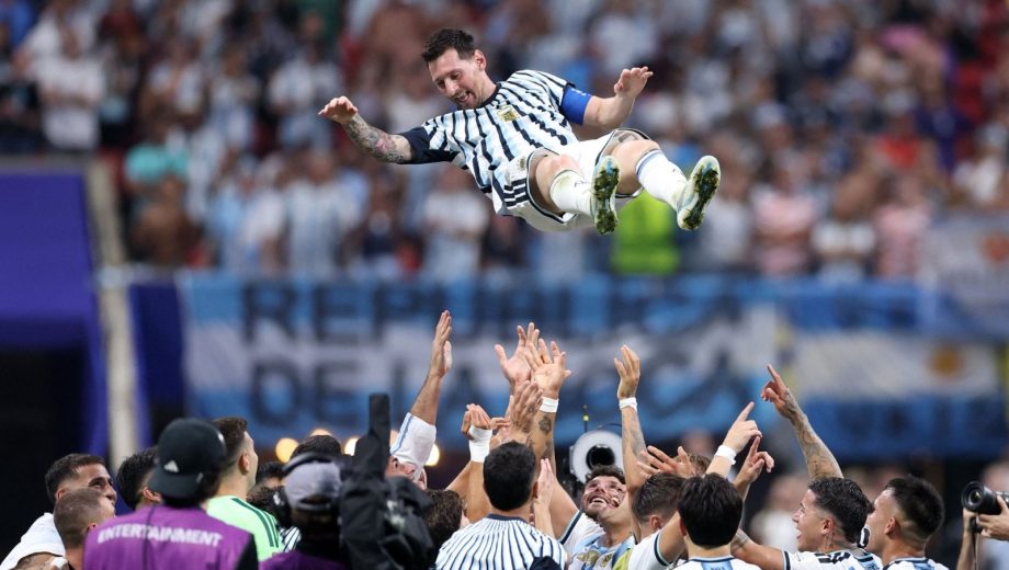 Messi en el aire, en los festejos después de la remontada ante Egipto. (Foto: AP)
