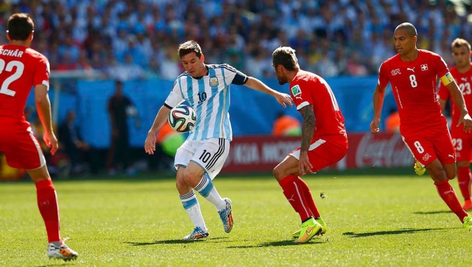¡Cuándo no! Messi acorralado por sus rivales, no importa cuándo leas esto...