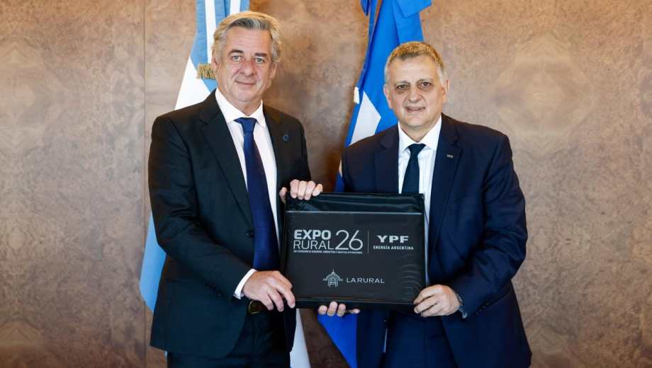 Horacio Marín (YPF) y Nicolás Pino (SRA) sellaron el acuerdo para la edición 2026 de la muestra en Palermo. Foto gentileza.