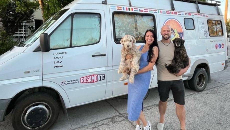 Hugo y Andrea junto a sus perras Lulú, Minnie y su motorhome. Foto: gentileza.