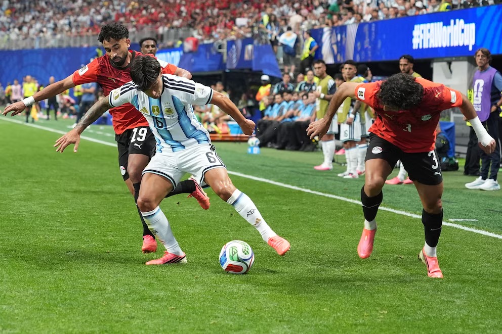 FIFA defiende al árbitro tras el partido Argentina vs. Egipto y rechaza las críticas