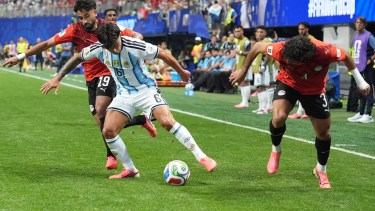 FIFA respaldó al árbitro de Argentina vs. Egipto y respondió a las críticas: «Las acusaciones no tienen cabida»