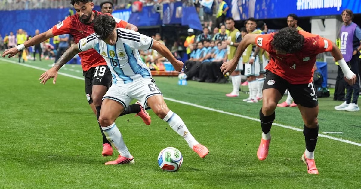 FIFA defiende al árbitro tras el partido Argentina vs. Egipto y rechaza las críticas