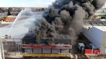 Imagen de Voraz incendio en un depósito de materiales de Neuquén: los detalles del megaoperativo que combate el fuego