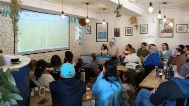 Se fue de General Roca a Nueva Zelanda, abrió la única parrilla argentina de Wellington y convierte cada partido de la Selección en una fiesta