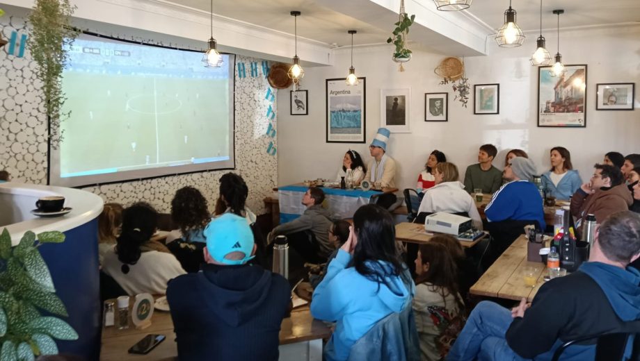 "Chimichurri", el restaurant de Lautaro en Wellington, colmado de argentinos cada vez que la Selección juega un partido en el Mundial.