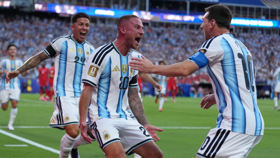 Alexis Mac Allister metió el 1 a 0 de cabeza ante Suiza. (Foto: AP)