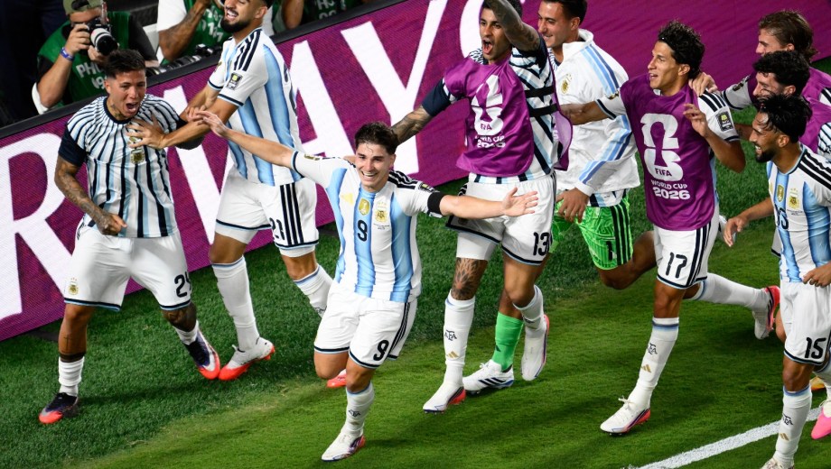 Julián Álvarez metió un golazo para el 2-1 en el alargue ante Suiza. (Foto: AP)