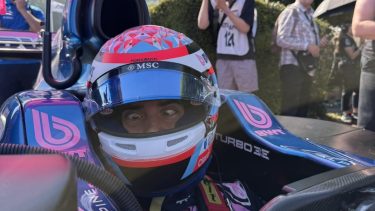 Mientras se habla de su futuro en Alpine, Colapinto se divierte en el festival de Goodwood
