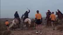 Imagen de Incidentes en la Doble Apolo en Roca: a caballo, agredieron a corredores en un intento de boicot