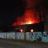 Imagen de Un feroz incendio arrasó con una fábrica en Cipolletti y obligó a evacuar viviendas