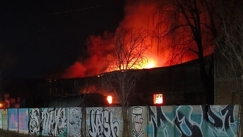 El incendio de gran magnitud en Cipolletti se desató en General Paz al 1100. Foto: Guillermo Copello. 