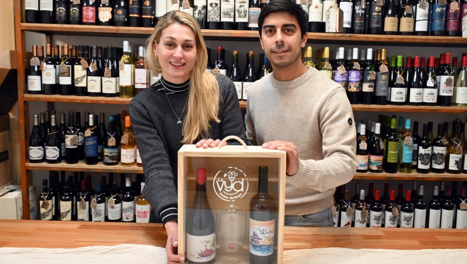 Janet Volponi y Ahmed Direne impulsan Lavyd, una bodega de garaje en Viedma que elabora vinos artesanales con uvas de productores rionegrinos. Foto: Marcelo Ochoa. 