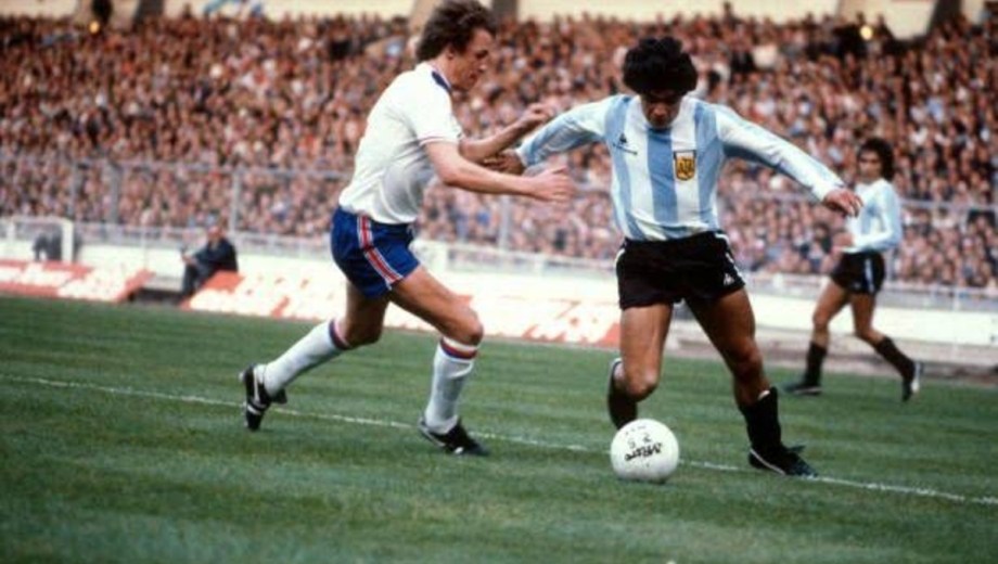 Maradona elude a los defensores ingleses y encara mano a mano contra el arco rival, hacia el gol que no fue. 