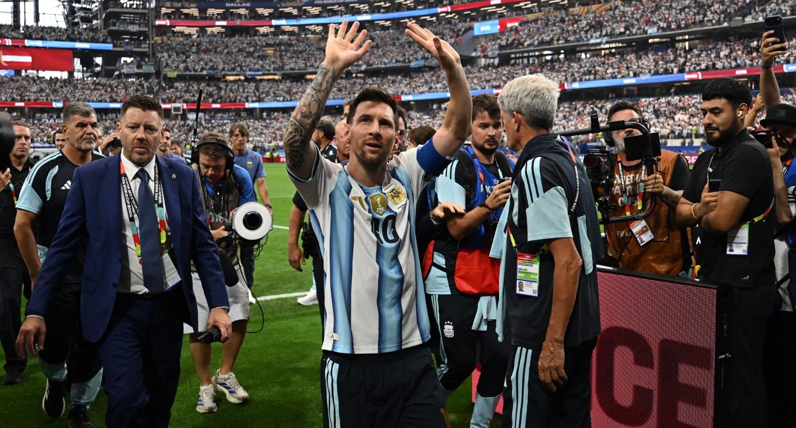 La nueva promesa del fútbol argentino se presenta en Europa y comparte con Messi