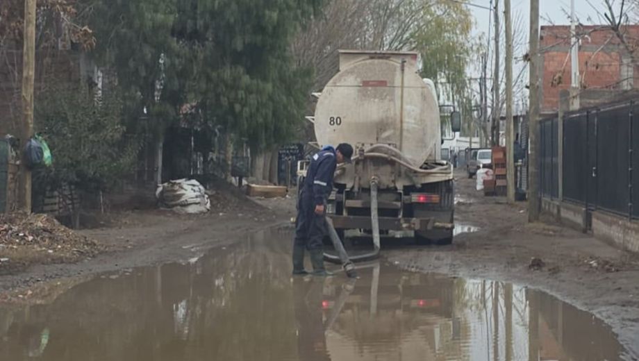 Extraen el agua acumulada con camiones y maquinarias. Foto: Municipalidad de Cipolletti.