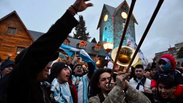 Locura en el Centro Cívico: así celebró Bariloche el pase a la Final del Mundial 2026
